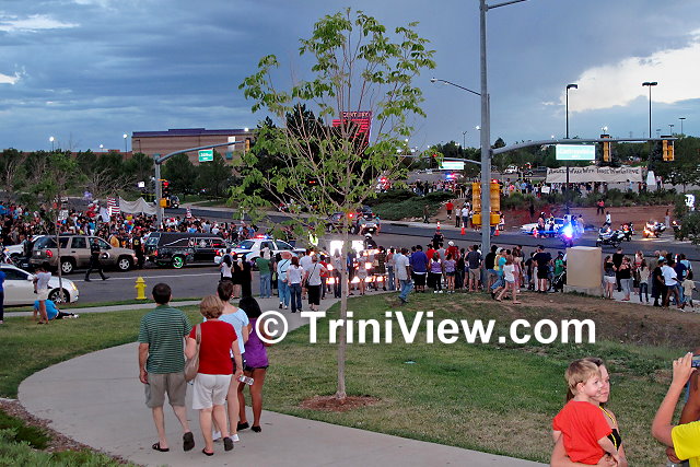 Crowd headed toward Sable Boulevard to a site of a makeshift memorial