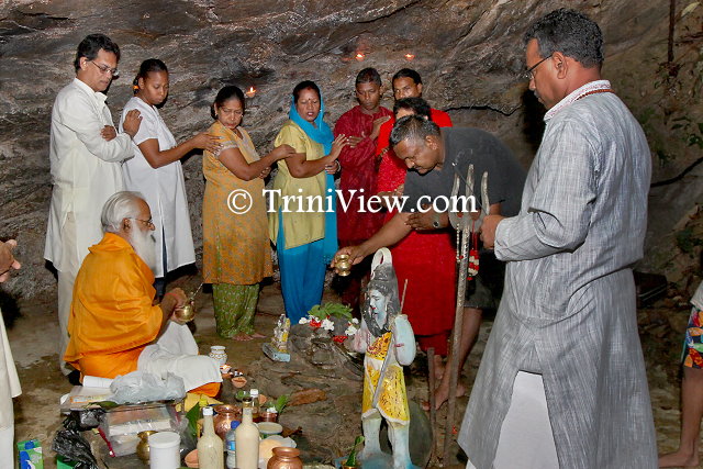 Ganga puja in the Trinnaadeeshwar Mahadeoo Ghat