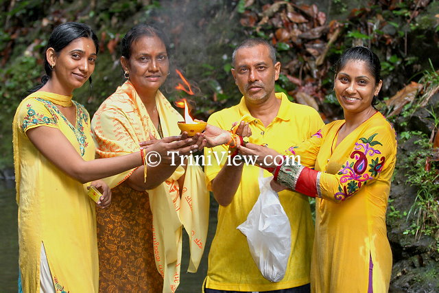 Devotees at Ganga Dhaaraa