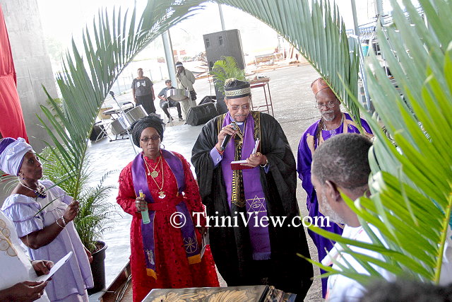 Michael 'Sugar Aloes' Osuna officiates Junior Noel's funeral rites