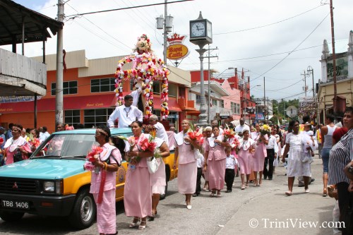 The procession of the Santa Rosa R.C. congregation by the famous Arima dial.